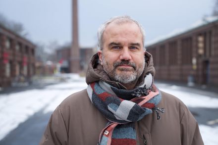 Phillipp Gehmacher im Winter auf dem Hof der Uferstudios