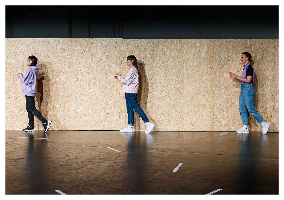 Sheena McGrandles „Flush“. Auf dem Bild: Ewa Dziarnowska, Sheena McGrandles, Annegret Schalke (v.l.n.r.). Sophiensaele, 2021. Sheena McGrandles „Flush“. Auf dem Bild: Ewa Dziarnowska, Sheena McGrandles, Annegret Schalke (v.l.n.r.). Sophiensaele, 2021.