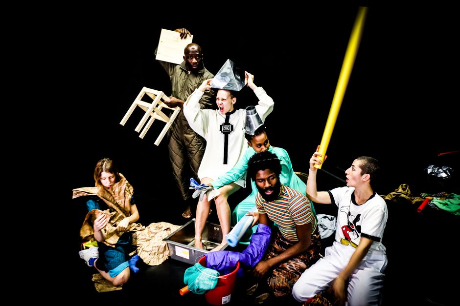 Lee Méir, safe&sound Sechs Personen vor schwarzem Hintergrund. Sie tragen unterschiedliche Klamotten und sind alle mit unterschiedlichen Dingen beschäftigt.