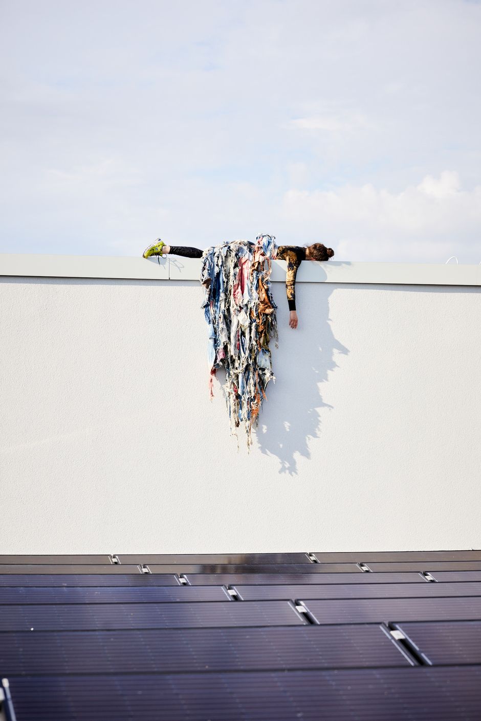 HZT MA SODA alumna Ana Lessing Menjibar im Umhang von Eric Winkler für das Cover der UdK Tagesspiegel Beilage zur Demonstration Kunst Raum Stadt HZT MA SODA alumna Ana Lessing Menjibar im Umhang von Eric Winkler für das Cover der UdK Tagesspiegel Beilage zur Demonstration Kunst Raum Stadt