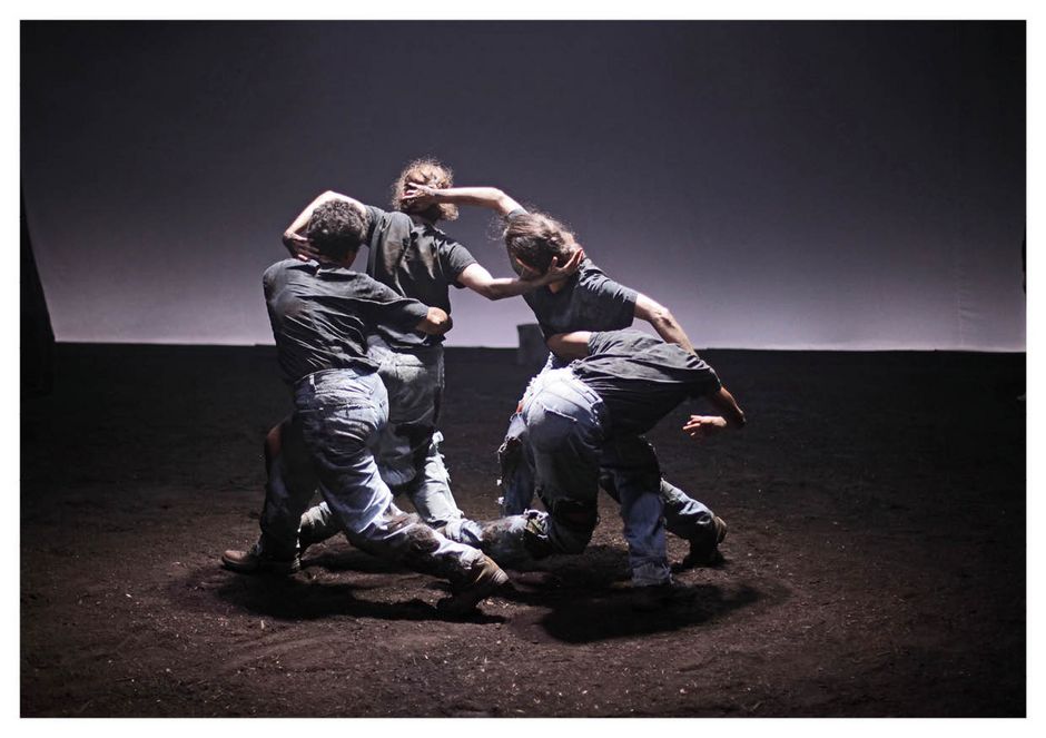 Kat Valastur „Diana, Even“. Auf dem Bild: Xenia Koghilaki, Malika Lamwersiek, Ogbitse Omagbemi, Tamar Sonn, HAU Hebbel am Ufer, 2022. Kat Valastur „Diana, Even“. Auf dem Bild: Xenia Koghilaki, Malika Lamwersiek, Ogbitse Omagbemi, Tamar Sonn, HAU Hebbel am Ufer, 2022.