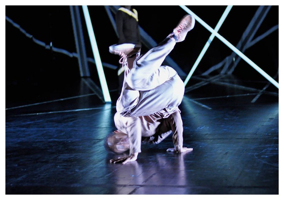 Raphael Hillebrand “POW 2045. Proximity of self and machine”, maChoreographie Abschlussarbeit, 2014. Raphael Hillebrand “POW 2045. Proximity of self and machine”, maChoreographie Abschlussarbeit, 2014.