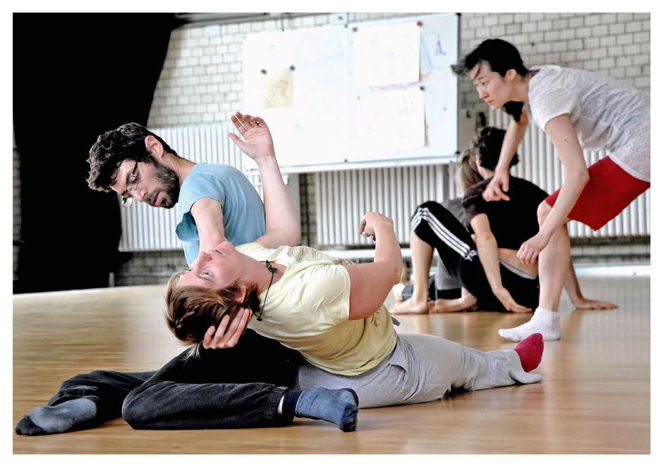 BA Tanz, Kontext, Choreographie. Workshop. Auf dem Bild v.l.n.r.: Nir Vidan, Alys Longley, Mimi Jeong, Campous Uferstudios, 2015. BA Tanz, Kontext, Choreographie. Workshop. Auf dem Bild v.l.n.r.: Nir Vidan, Alys Longley, Mimi Jeong, Campous Uferstudios, 2015.