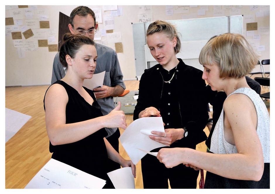 BA Tanz, Kontext, Choreographie. Workshop. Auf dem Bild v.l.n.r.: Sophie C. Brunner, Florian Feigl, Miriam Kongstad, Josephine Findeisen, Campus Uferstudios, 2015. BA Tanz, Kontext, Choreographie. Workshop. Auf dem Bild v.l.n.r.: Sophie C. Brunner, Florian Feigl, Miriam Kongstad, Josephine Findeisen, Campus Uferstudios, 2015.