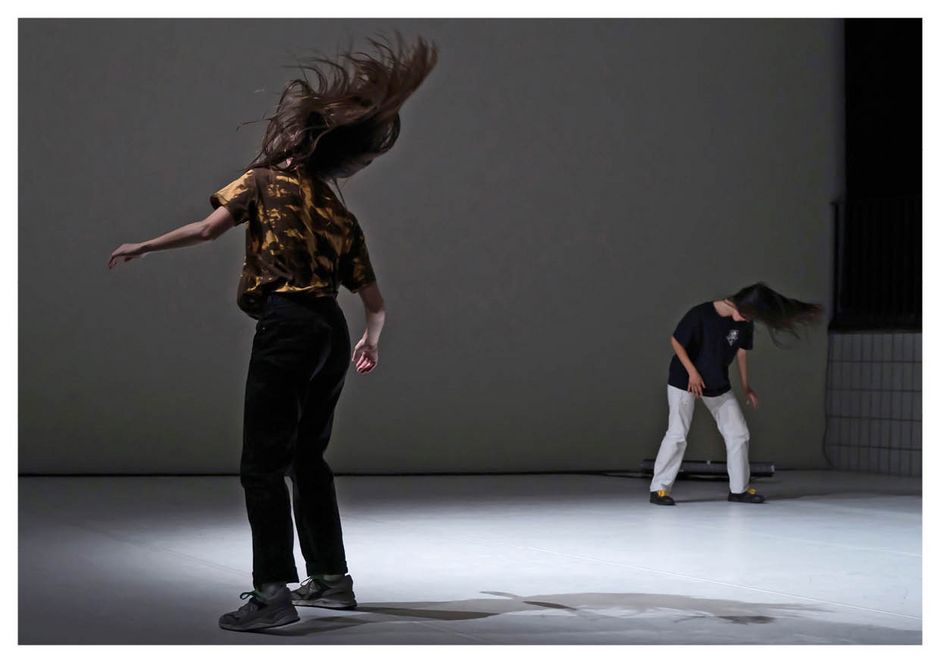 Xenia Koghliaki „bang bang bodies“. Auf dem Bild: Xenia Koghliaki, Luisa Fernanda Alfonso, SODA WORKS 2021. Xenia Koghliaki „bang bang bodies“. Auf dem Bild: Xenia Koghliaki, Luisa Fernanda Alfonso, SODA WORKS 2021.